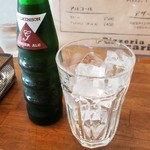ピッツェリア ピュアカリ - ジンジャーエール（¥200、単品は¥350）は辛口で氷の入ったグラス付き