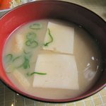 ビストロ和久 - 味噌汁　一見豆腐が大きく見えます