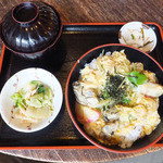 まいづる茶屋 - こちらがまいづる茶屋さんの「舞鶴カキ丼　￥８８０」なり