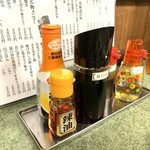 餃子居酒屋 なまらぴりか - 卓上調味料群