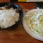 川出拉麺店 - 食べ放題の塩キャベツにご飯