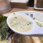 黒豚とんこつ金田家 - きめ細かい臭みのない美味しいライト豚骨スープ