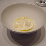 カンテサンス - 塩とオリーブ油が主役　山羊乳のバヴァロワ