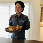 AMOUR - パンを持ってきてくださったシェフ