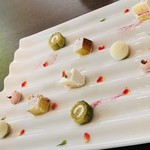 AMOUR - かわいいミニチュアケーキ。
      おそらく写真でご覧になるより、実物はもっと小さいと思います^_^