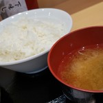 Karaage Nihonichi - ご飯と味噌汁です。
