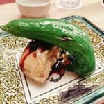 緒方 - 炭火焼き鷹ケ峰唐辛子、炭火焼き鰻(滋賀県琵琶湖産)、山椒ソース掛け