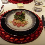 Tore Furu - 前菜。素敵なプレートの上に食器が置かれます。