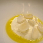 カンテサンス - 塩とオリーブ油が主役　山羊乳のバヴァロア