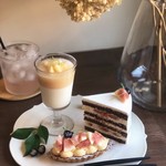 小さな菓子工房 ちょうのはね - いちじくのショートケーキ、いちじくのバルケット、桃のブランマンジェ、自家製季節の果実シロップ(桃 炭酸割り)