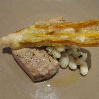 リストランテ ハナタニ - ―メイン料理 ― 淡路島ポーク(豚×猪)炭火焼き 白インゲン豆 発酵させた玉ねぎ 完熟した万願寺とうがらしのソース