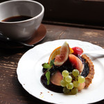 Tien Tien - 黒いヨーグルトタルトと季節のフルーツプレート