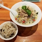 麺屋 六感堂 - グリーンカレーヌードル＋キノコのバターライス