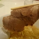 らーめん龍の涙 - 一枚モノの肩ロースチャーシュー