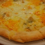 Bisutoro Rusefu - 4種のチーズの自家製ピザ