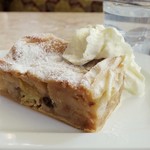 Cafe Tirolerhof - ・「Home made apple strudel リンゴのシュトルーデル(€4.60)」