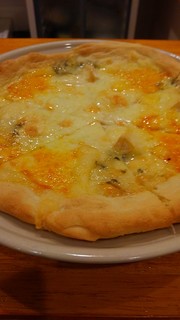 Bisutoro Rusefu - 4種のチーズの自家製ピザ