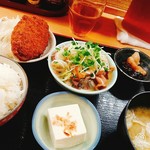 Kanou - もつ煮とメンチカツ定食　全景