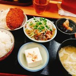 Kanou - もつ煮とメンチカツ定食　冷奴、煮豆つき