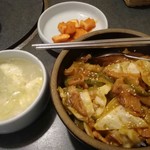 高麗 - 料理写真:高麗流焼肉丼(たまごスープと、カクテキちょっぴり5～6粒付き)