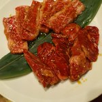 辰っちゃんのホルモン市場 - ＜上＞カルビ（９００円）、＜下＞ロース（１０００円）