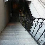 外階段でビルの地下に降ります