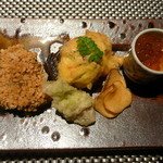 日本料理 晴山 - アボガドのフライ　鰆の焼き物　ゆりねのチップス　ふきのとうの天ぷら　いくら寿司