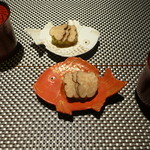 日本料理 晴山 - お漬物　紅白の鯛のお皿が可愛らしい