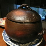 日本料理 晴山 - こちらの土鍋で炊き込みご飯が炊かれて登場