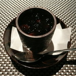 日本料理 晴山 - 沖縄の黒糖を使ったジュレの下に苺のダイスとババロア