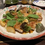 菜香家・わ - 「若鶏のラー油ソース」このメニューもまた、『菜香家・わ 南町店』ならではのオリジナルメニューである。鶏皮をパリッと仕上げた若鶏のぶつ切りに、ベイクドポテトのぶつ切りと併せ、辣油を軽くまぶしたところに、葉物野菜を取り混ぜての提供となっている。