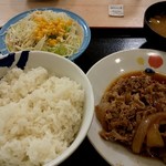 松屋 - 牛丼よりは良いね。サラダもつくし