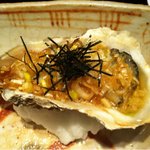 割烹 久田 - 焼き牡蛎。葱油と海苔の香りが香ばしい。
