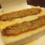 肉の万世新宿メトロ食堂街売店 - 「ハンバーグサンド」(700円）