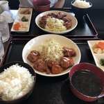 ちゅんちゅん食堂 - 手前:鶏のオーロラソースがけ定食、奥:からあげ定食