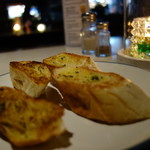 Cafe Jepun - アペタイザーのガーリックトースト