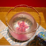 イッピン カフェ - ｿｰﾀﾞの中に金魚