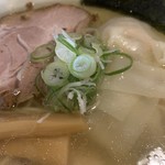 翔鶴 - 「塩雲呑麺（塩わんたん麺）」「大盛」接写。スープは、旨味のある鶏出汁に加え、魚介出汁のバランスが実に好い。まろやかなこの塩スープは、淡麗にして透き通った色目の黄金スープで、鰹節のキリッとした旨味に加え、特に貝系の旨味と甘味が強く舌に残る。