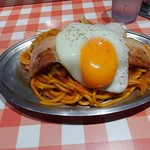 スパゲッティーのパンチョ - ナポリタン 並盛(400g)720円＋王道セット(目玉焼き&ベーコン)210円(税込)