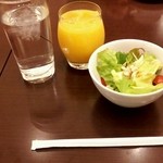 うえもり - サラダとオレンジジュース