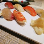 くずし寿司割烹 海月 - お任せ7貫(1250円)。すべて煮切りが塗られ、ネタによってわさびも適宜入っている。
