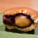 和菓子処 小太刀 - 栗どら@税込320円：割ってみると、栗がマルッと1個。