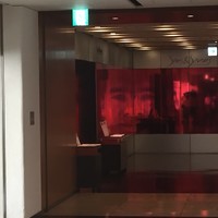 サンス・エ・サヴール - 赤い壁が特徴の外観