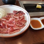 大同門 - ビックリ盛り合わせとタレ。