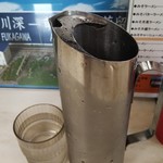 よし乃 - 冷たい水が個別に出てくるのがいい！
      それにしてもカウンターの中にNゲージ、昔からあったのかな？記憶にありません！