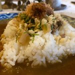 平日昼だけ - ライスの上に揚げ玉や青紫蘇に梅干ペーストのトッピング