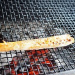 喰い処 鮭番屋 - ハラスを焼いてるところ