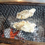 喰い処 鮭番屋 - 牡蠣を焼いてるところ