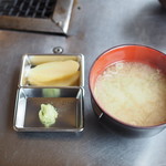 Kuidokoro Shakebanya - 丼には味噌汁とお新香付き