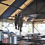 喰い処 鮭番屋 - テントの中で焼き焼き